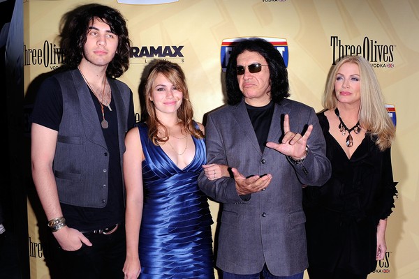 O cantor Gene Simmons do Kiss com a esposa e os filhos (Foto: Getty Images)
