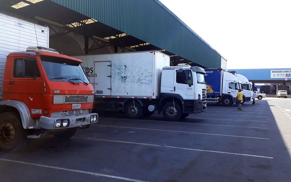 Estacionamento de caminhões na Ceasa Campinas com vagas vazias na quinta-feira 24 (Foto: Vanderley Duarte/EPTV)