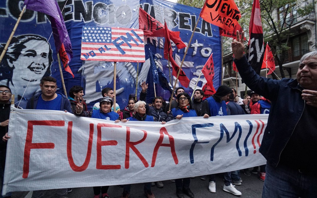 Argentinos participam de protesto contra as negociaÃ§Ãµes do governo com o FMI, em Buenos Aires, na quinta-feira (17) (Foto: Eitan Abramovich/AFP)