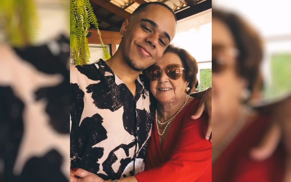 Pedro e avó Líbia Guerreiro, de 91 anos, que fez tatuagem após promessa para neto passar no vestibular — Foto: Reprodução/Arquivo pessoal