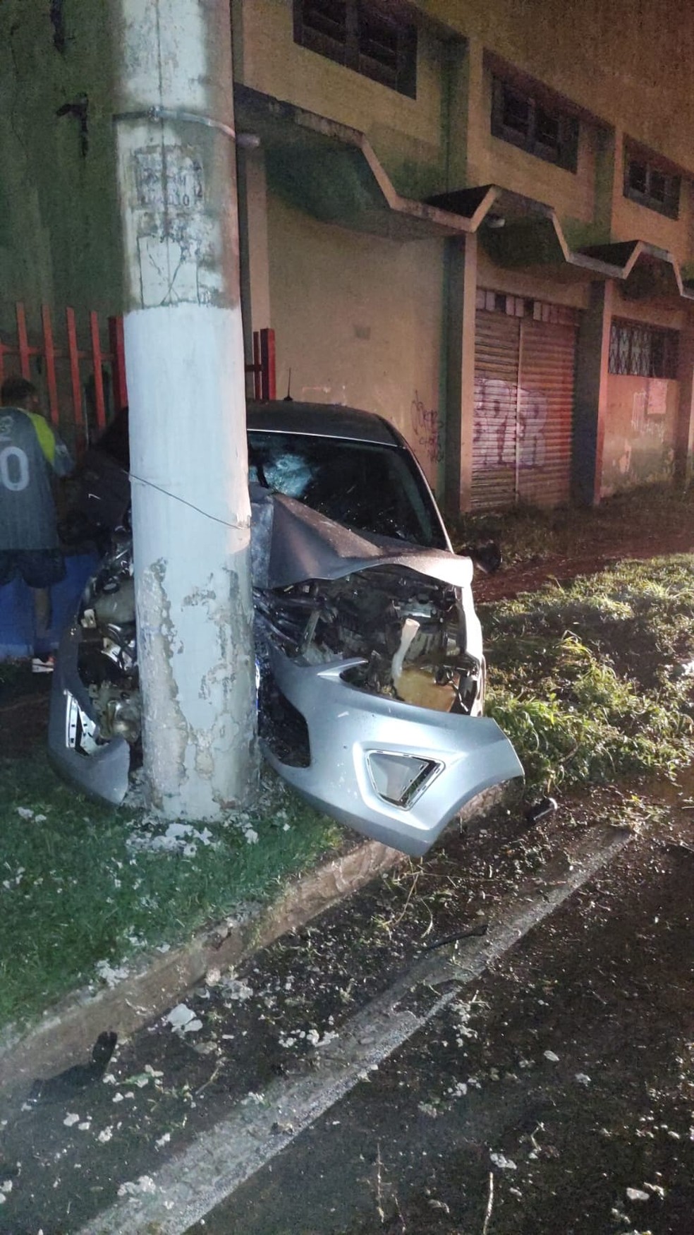 O carro bateu em um poste e as vítimas ficaram presas nas ferragens — Foto: Divulgação