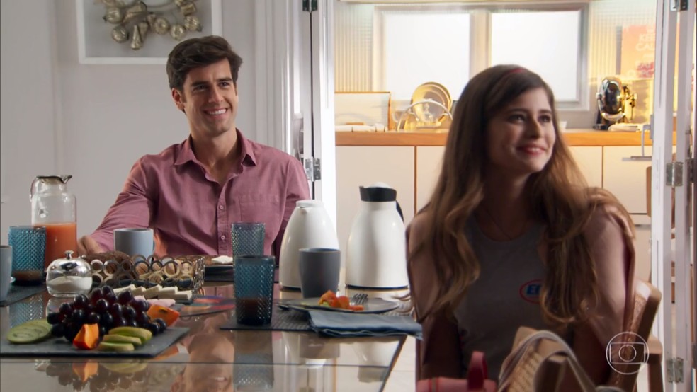 Felipe (Marcos Pitombo) e Cris (Isadora Cruz) ficam contentes com decisão de Shirlei (Sabrina Petraglia) - 'Haja Coração' — Foto: Globo