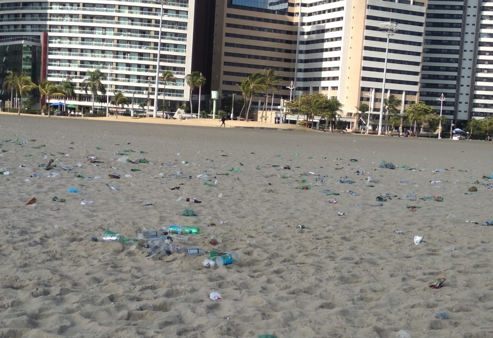 Operação retirou 2 toneladas de lixo de praias de Fortaleza.  — Foto: Arquivo pessoal