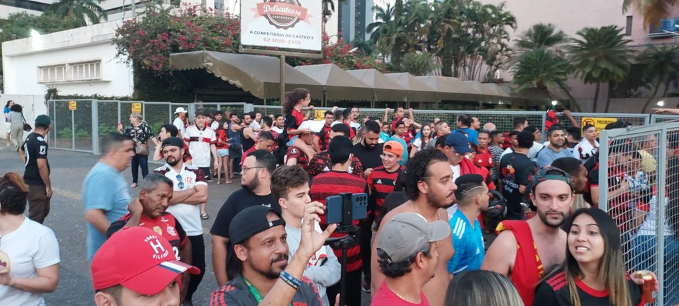 Flamengo chega a Goiânia nos braços da torcida para confronto diante do Goiás