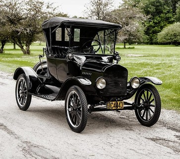 Ford Model T - "Bigode": Fabricado entre 1908 e 1927, o Ford T revolucionou o mercado automotivo. O apelido de bigode se deu por conta que ele à época não tinha um acelerador convencional, e sim uma alavanca com o volante que formava um par com outra para ajustar o avanço de ignição. As duas peças opostas pareciam um bigode (Foto: Reprodução: Instagram)