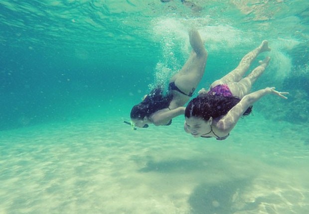 Bruna Marquezine mergulha ao lado de amiga em Noronha (Foto: Reprodução/Instagram)
