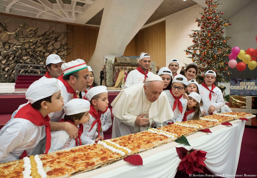 Papa Francisco sopra velas de aniversário neste domingo (17) no Vaticano (Foto: Osservatore Romano/Handout via Reuters)