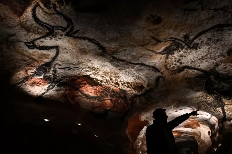 Esta caverna em Montignac, no sudoeste da França, é uma réplica de Lascaux — a original foi fechada ao público em 1963 (Foto: Getty Images via BBC News Brasil )