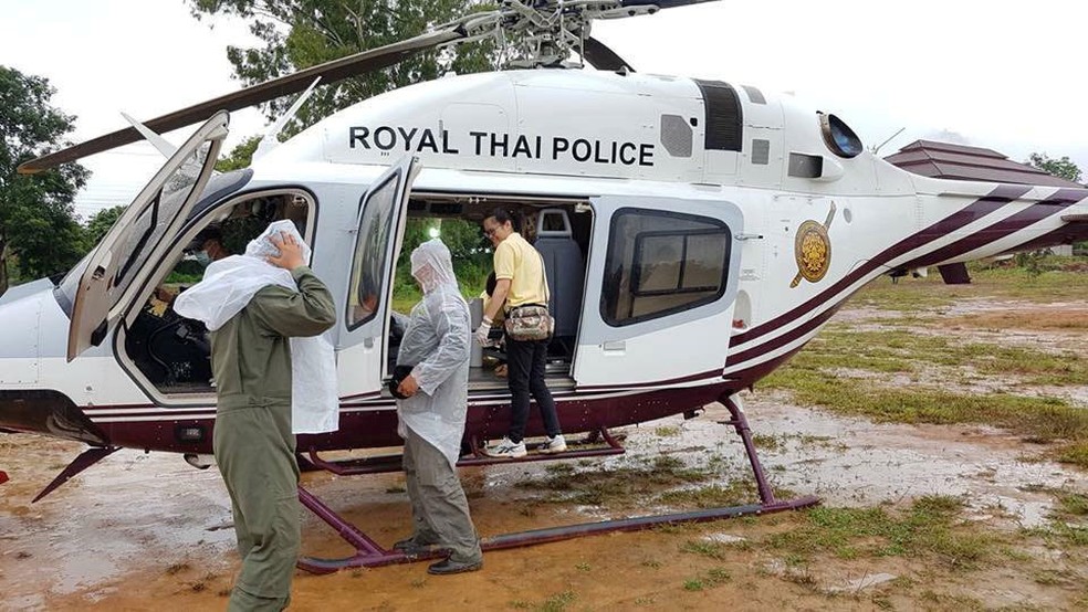 Equipes de resgate se preparam para levar crianças resgatadas em caverna na Tailândia para hospital   (Foto: Facebook/Police Thailand News/via Reuters )