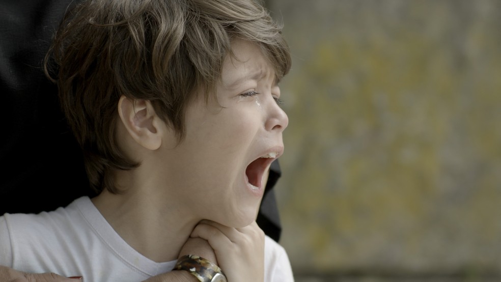 Ele implora para os policiais não levarem Bibi (Foto: TV Globo)