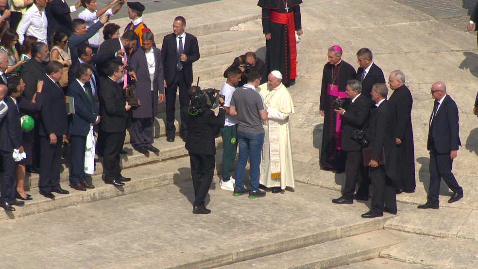 Papa Francisco conversa com Follmann e Ruschel (Foto: Ivan Raupp)