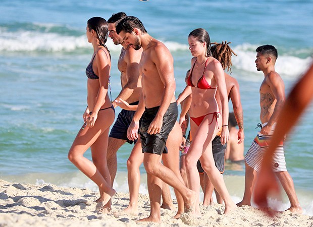 Agatha Moreira, Bruna Griphao, Marcos Pitombo, Rodrigo Simas e amigos curtem praia da Barra da Tijuca (Foto: AgNews)