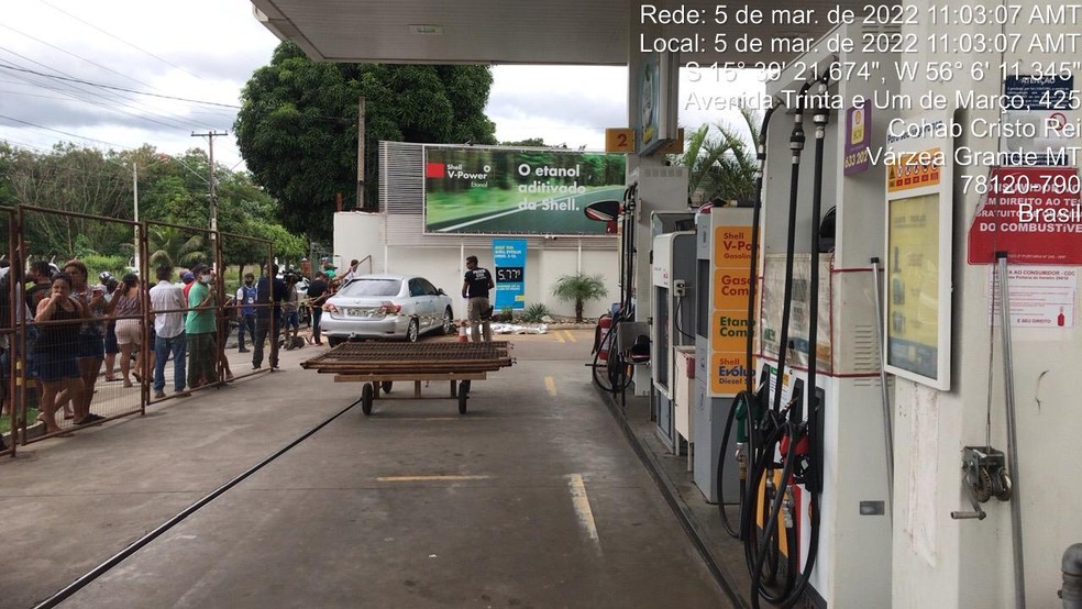 Motorista atropelou frentista de posto — Foto: Divulgação