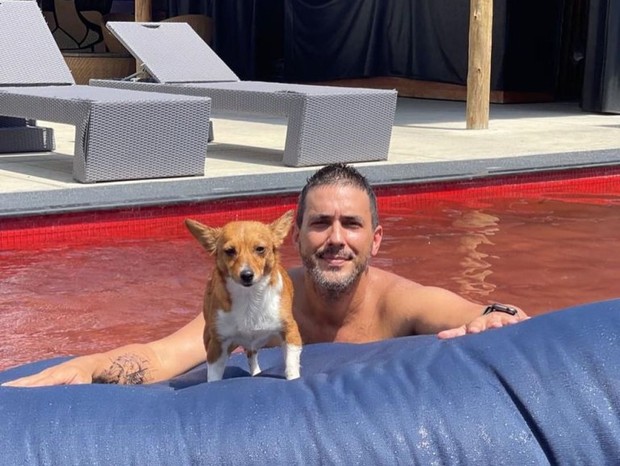 André Marques curte piscina com a cadelinha Pururuca (Foto: Reprodução/Instagram)