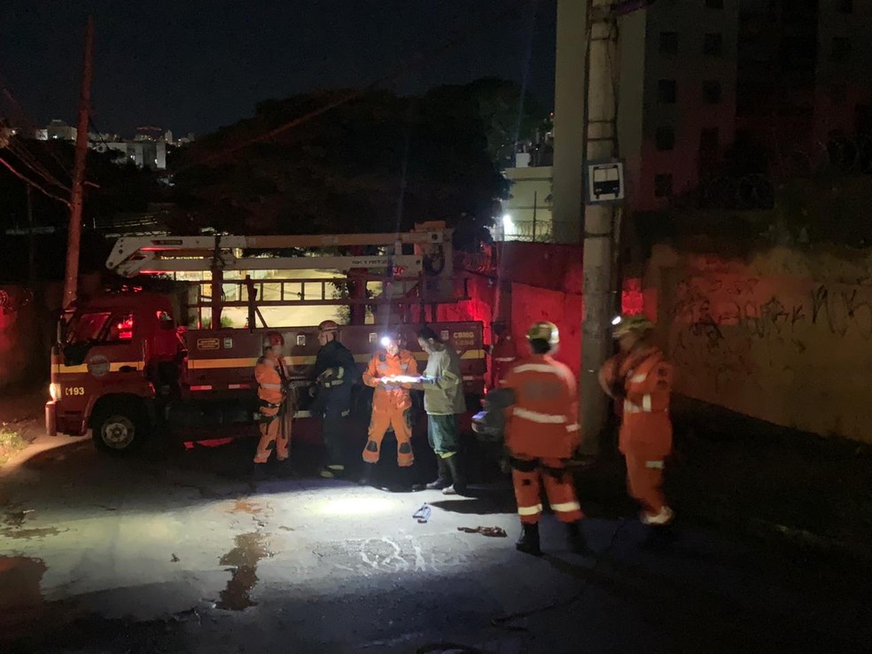 Uma serra foi encontrada junto ao corpo, um indicativo de que o homem tentava cortar a fiação quando foi atinfgido — Foto: Christiano Borges / g1