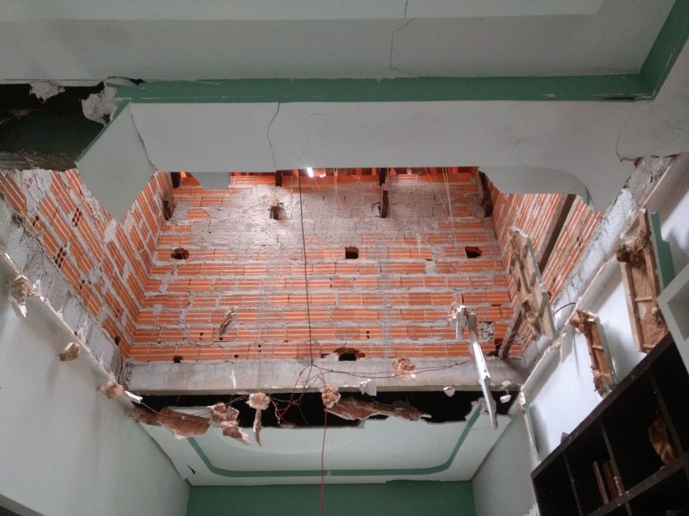 Raio atingiu forro da casa (Foto: Arquivo Pessoal)