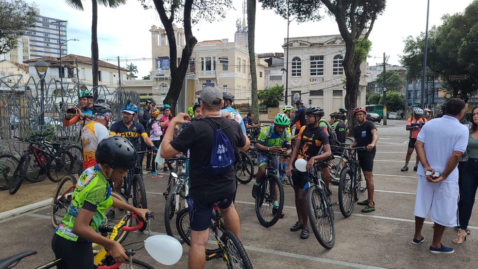 Amigos de ciclista morto em assalto no Dique do Tororó, protestam por justiça em Salvador — Foto: Lisboa Júnior/TV Bahia