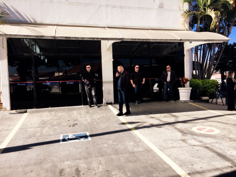 Seguranças ficam na entrada fo velório do radialista Ricardo Hill (Foto: Daniel Schafer/TV TEM)