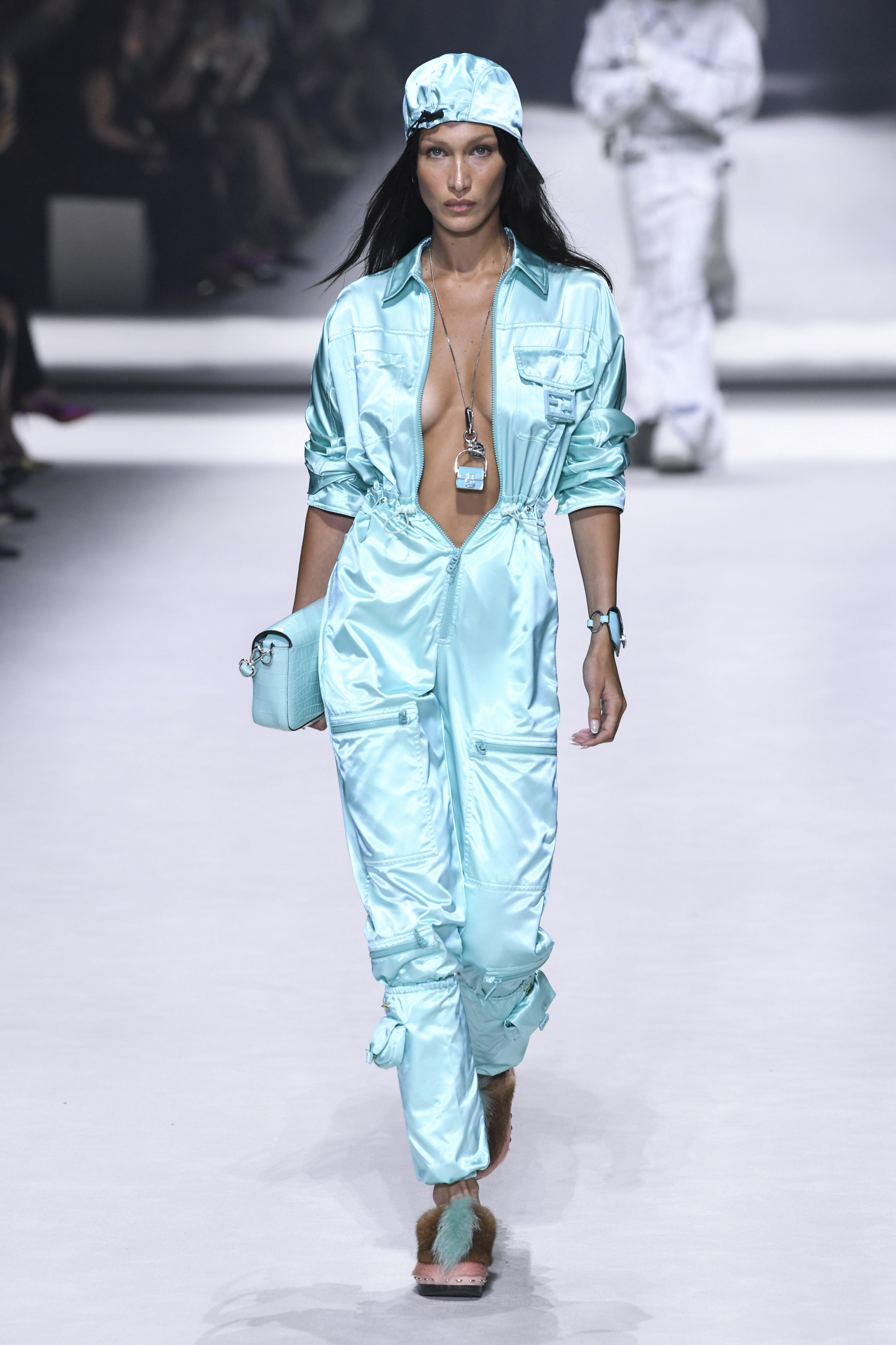 Bella Hadid mostra as tendências da Fendi na Semana de Moda de Nova York  (Foto: Getty Images)
