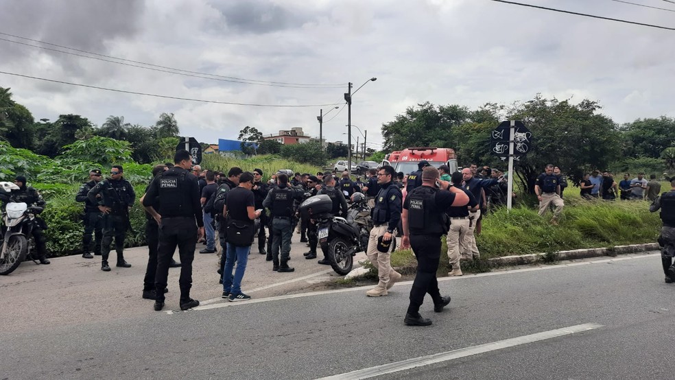 Agentes de segurança estão no local onde dois policiais rodoviários foram mortos em Fortaleza. — Foto: Arnaldo Araújo/ SVM