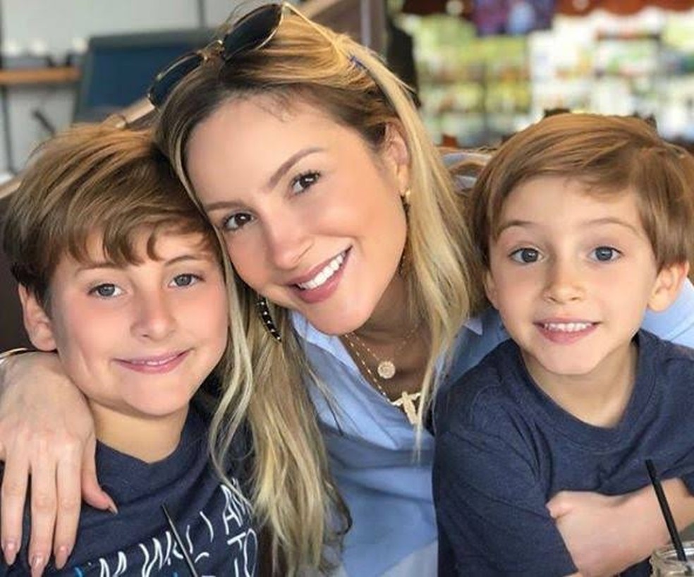Davi e Rafa estão radiantes com a chegada de Bela — Foto: Divulgação