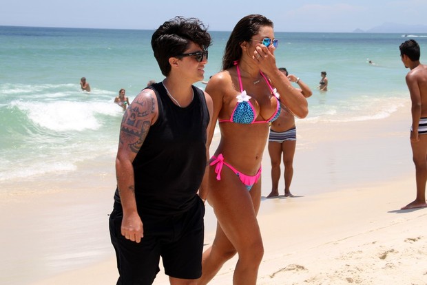 Thammy Miranda e namorada, Andressa Ferreira na praia (Foto: Johnson Parraguez / FotoRioNews)