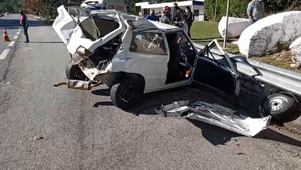 Acidente entre caminh&atilde;o e carro deixa duas pessoas feridas em rodovia de S&atilde;o Roque &mdash; Foto: Cl&aacute;udio Cesar/R&aacute;dio Coluna