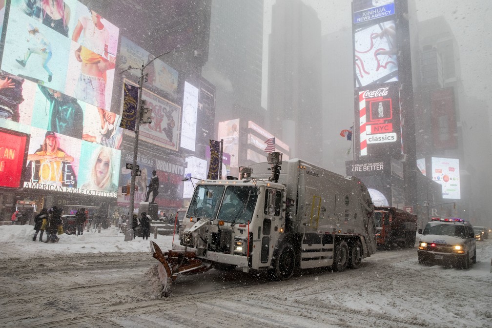 Caminhão limpa a neve sobre na Times Square, em Nova York (Foto: AP Photo/Mary Altaffer)
