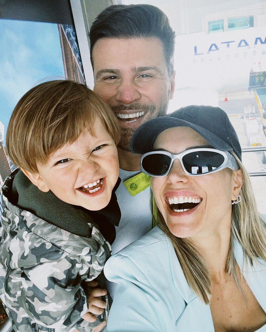 Flávia Viana posa com o marido Marcelo Zangrandi e o filho Gabriel (Foto: Reprodução Instagram)