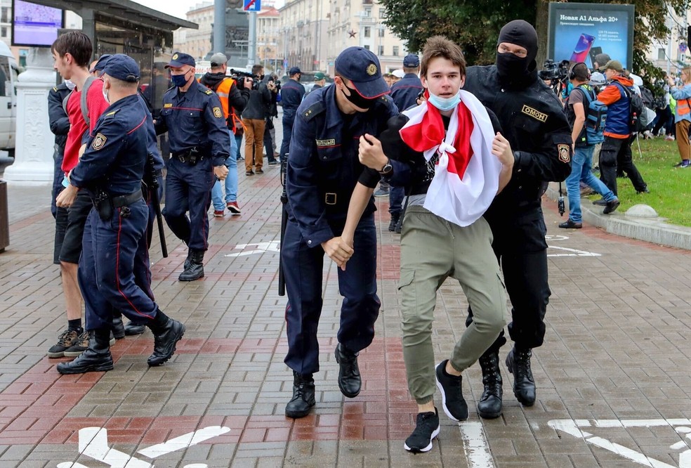 Policiais prendem estudante durante protesto em Minsk, Belarus, em setembro de 2020 — Foto: Radio Free Europe/Radio Liberty via AP