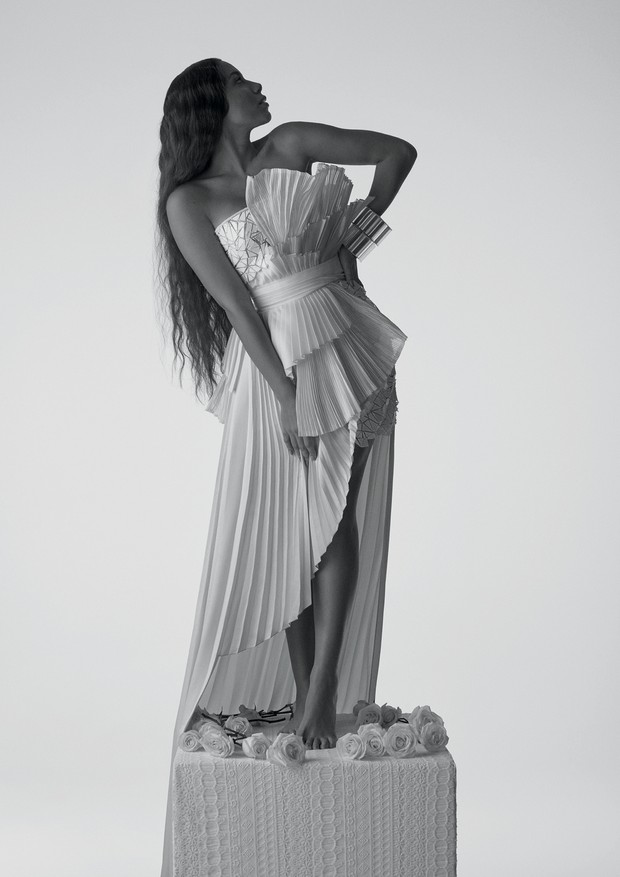 Anitta usa looks e acessórios da coleção de verão 2019 da Balmain (Foto: Zee Nunes)