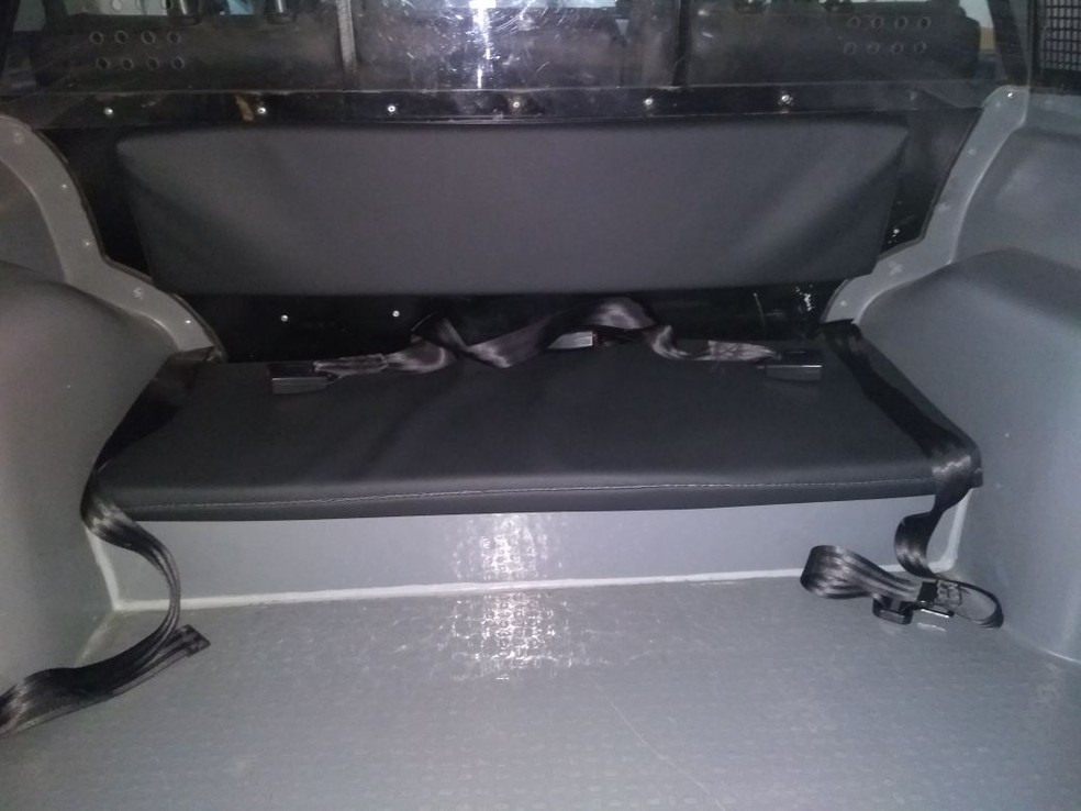 Fotos anexadas ao processo mostram assento acolchoado e cintos de segurança no veículo em que Cunha é levado para audiências (Foto: JFPR/Reprodução)