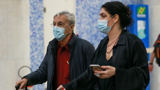 Caetano Veloso e Paula Lavigne são clicados juntos em aeroporto do RJ