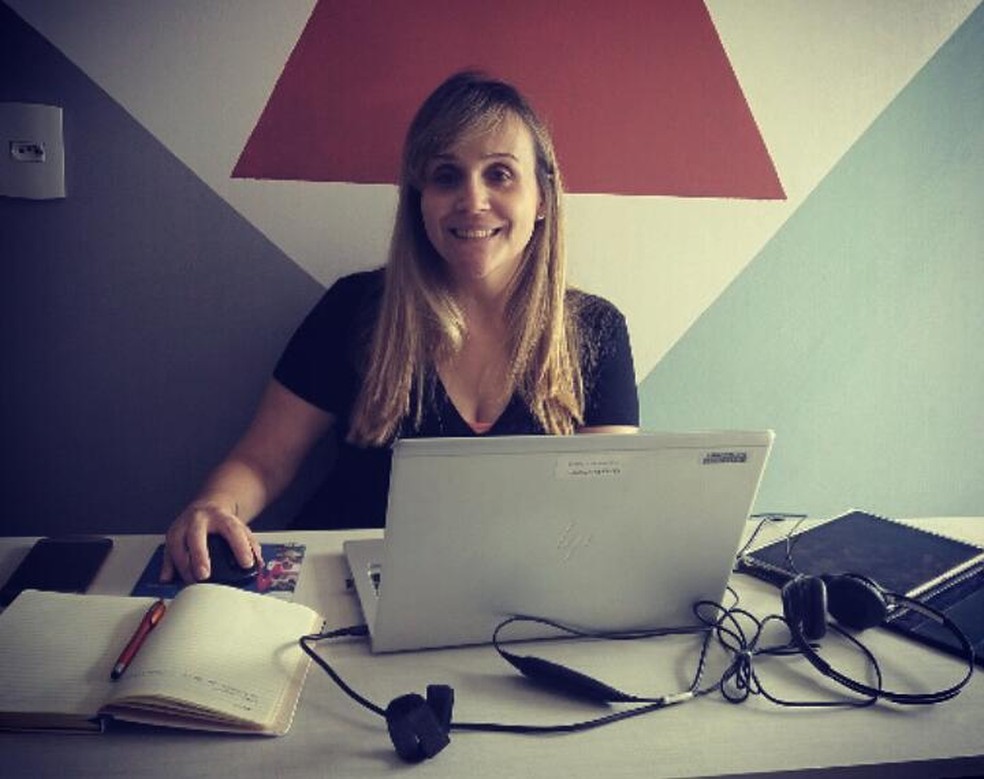 A analista Marta Vendramini em seu home office — Foto: Arquivo pessoal
