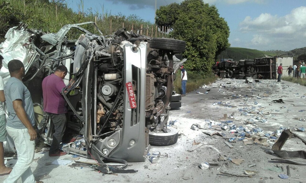 Carreta e ônibus colidem na PE-126 (Foto: Divulgação/WhatsApp)