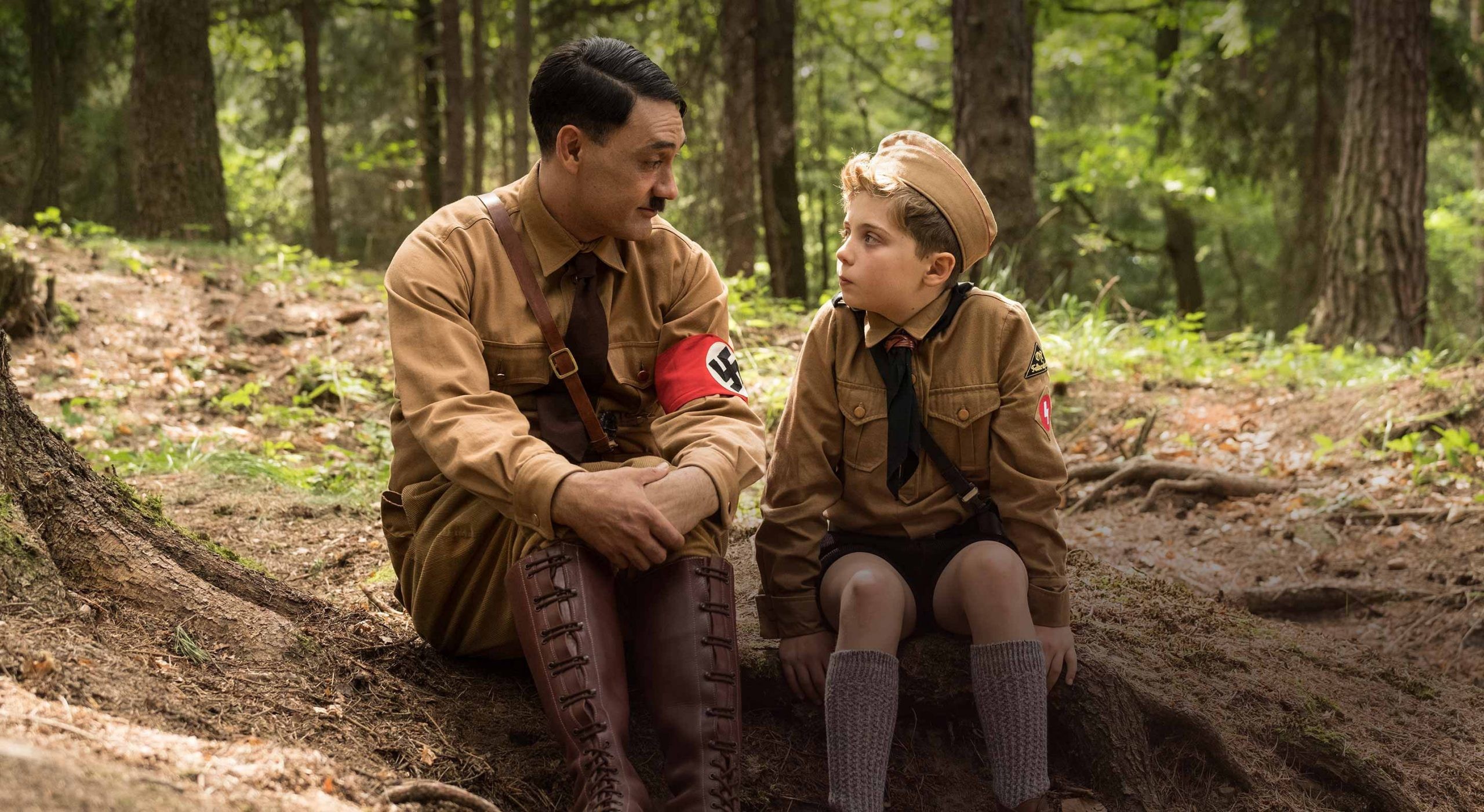 Jojo Rabbit, filme que estreia dia 06 de fevereiro nos cinemas, conta a história de um garoto que tem Hitler como seu melhor amigo (Foto: Reprodução/metro)
