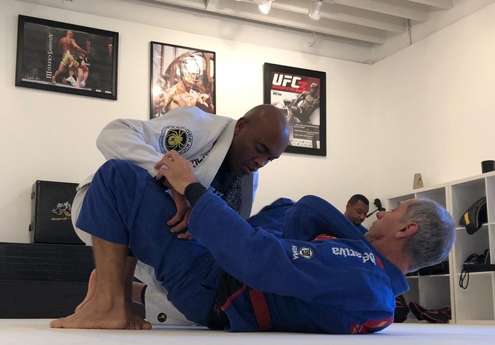 Anderson Silva treina jiu-jítsu com o mestre Ricardo De La Riva — Foto: Joanna de Assis