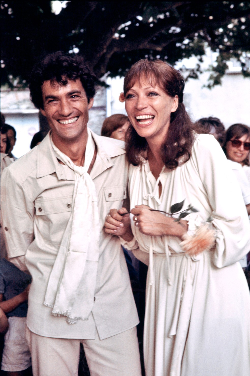 Anna Karina (R) e o ator francês Daniel Duval posam durante o casamento em La Garde-Freinet, sudeste da França, em 1º de julho de 1978 — Foto: Stringer/AFP