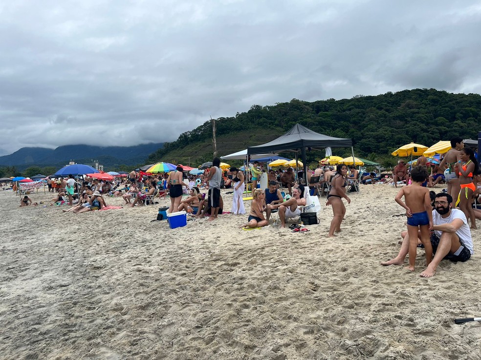 A praia da Cocanha, em Caraguatatuba, registou bastante movimento neste sábado (12) — Foto: João Mota/TV Vanguarda