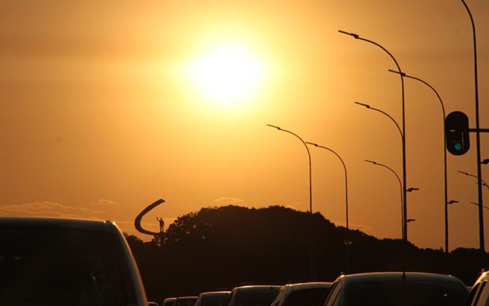 Céu amarelado e sol intenso no DF — Foto: Vianey Bentes/TV Globo