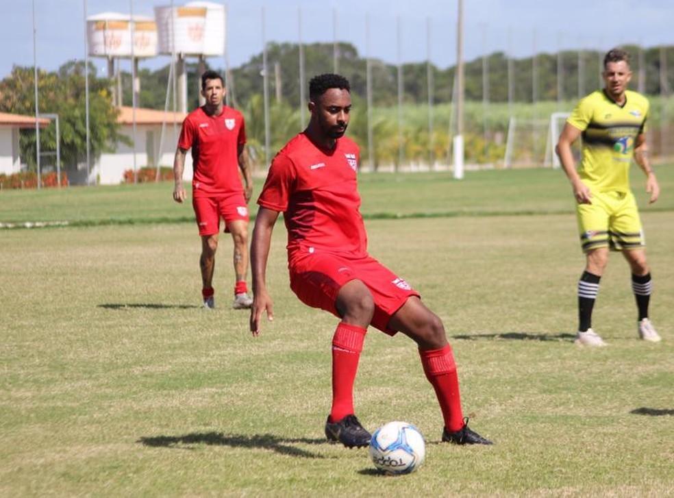 Wellington Carvalho cumpriu suspensão e fica à disposição do técnico Marcelo chamusca — Foto: Gustavo Henrique/ASCOM CRB
