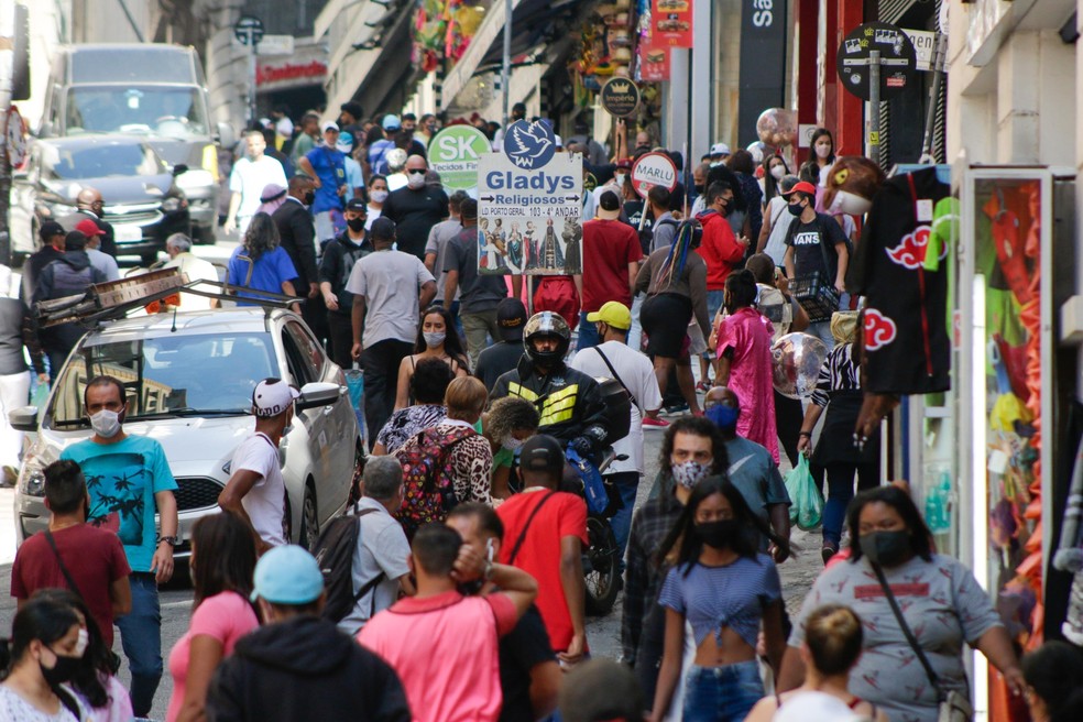 Movimento da Ladeira Porto Geral e Rua 25 de Março, no centro da cidade de São Paulo, na manhã desta quarta-feira, 05, em meio à pandemia do coronavírus (Covid-19). — Foto: VINICIUS NUNES/AGÊNCIA F8/ESTADÃO CONTEÚDO