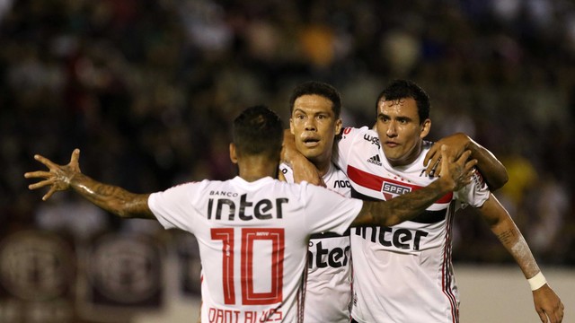 Hernanes, Daniel Alves e Pablo comemoram gol do São Paulo