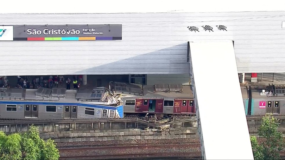 Dois trens bateram na estação de São Cristóvão — Foto: Reprodução / Globocop