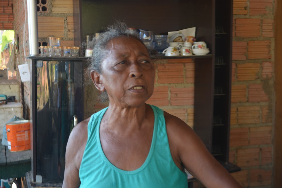 A aposentada Am&aacute;lia Rodrigues tomou um susto ao ver o telhado da casa em chamas (Foto: Toni Francis/G1)
