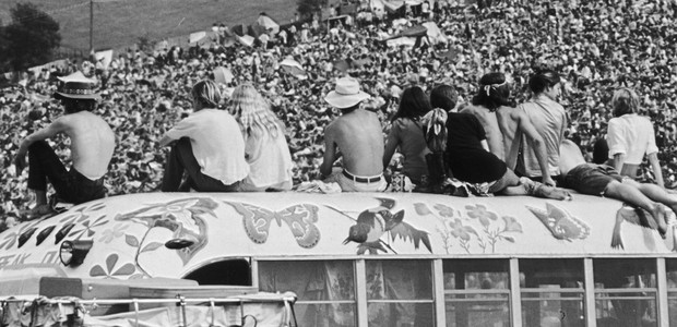 Fãs curtem a "paz e o amor" de Woodstock, em 1969 (Foto: Getty Images)