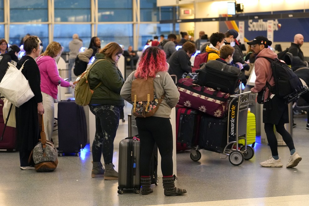 Passageiros enfrentam filas em aeroporto de Chicago após paralização de voos por falha em sistema nos EUA em 11 de janeiro de 2023 — Foto: Charles Rex Arbogast/AP