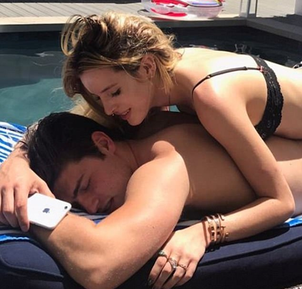A atriz Bella Thorne deitada em cima do ex-namorado (Foto: Instagram)