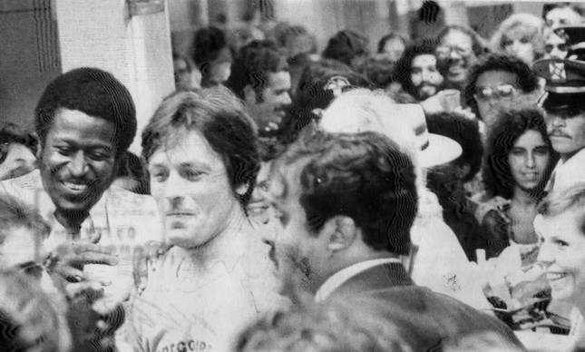 Alain Delon recebido com alegria em Salvador, em 1975
