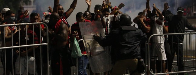 Um Guarda Municipal tenta conter torcedores do Flamengo durante confusão no entorno do Maracanã — Foto: Lucas Tavares/Agência O Globo